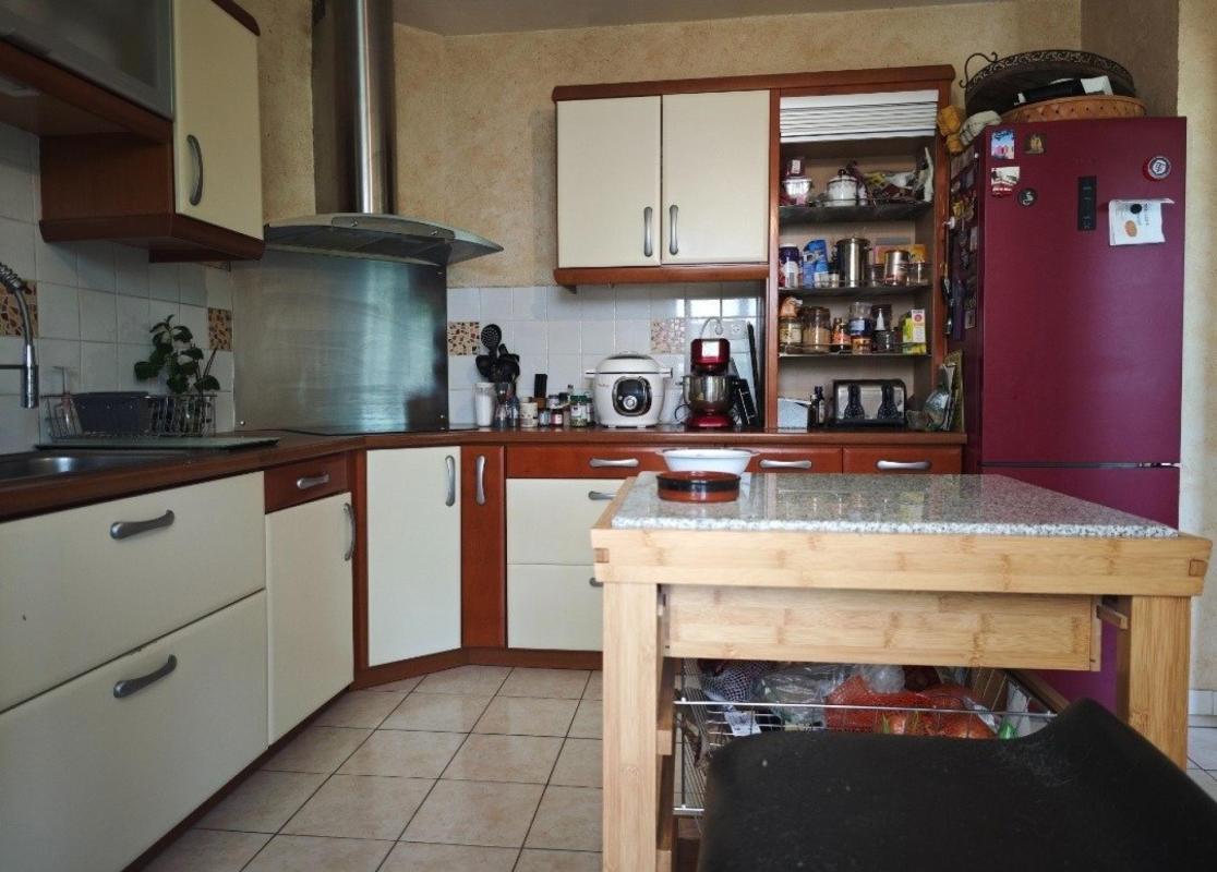 Beauzelle , coeur de village , villa de 179m² sur deux niveaux + sous sol et garage sur une  charmante parcelle de 576m² - Photo 3