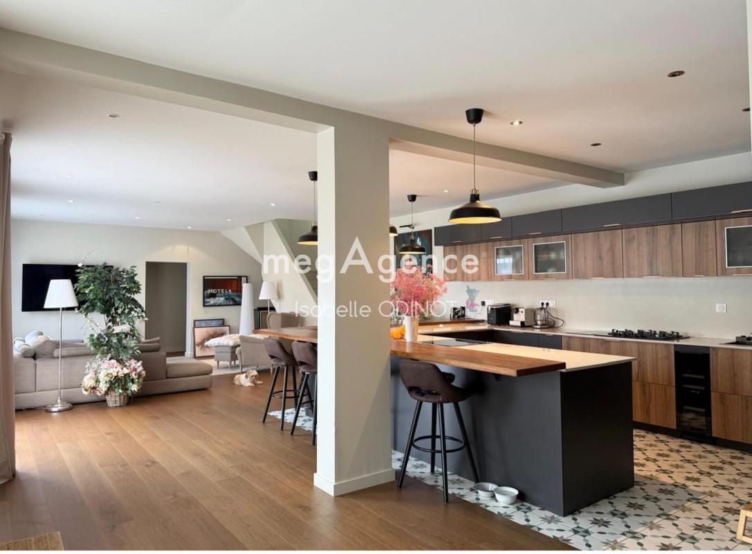 Dans le quartier de Vouvray belle maison avec picine  à 30 minutes de Genève - Photo 2