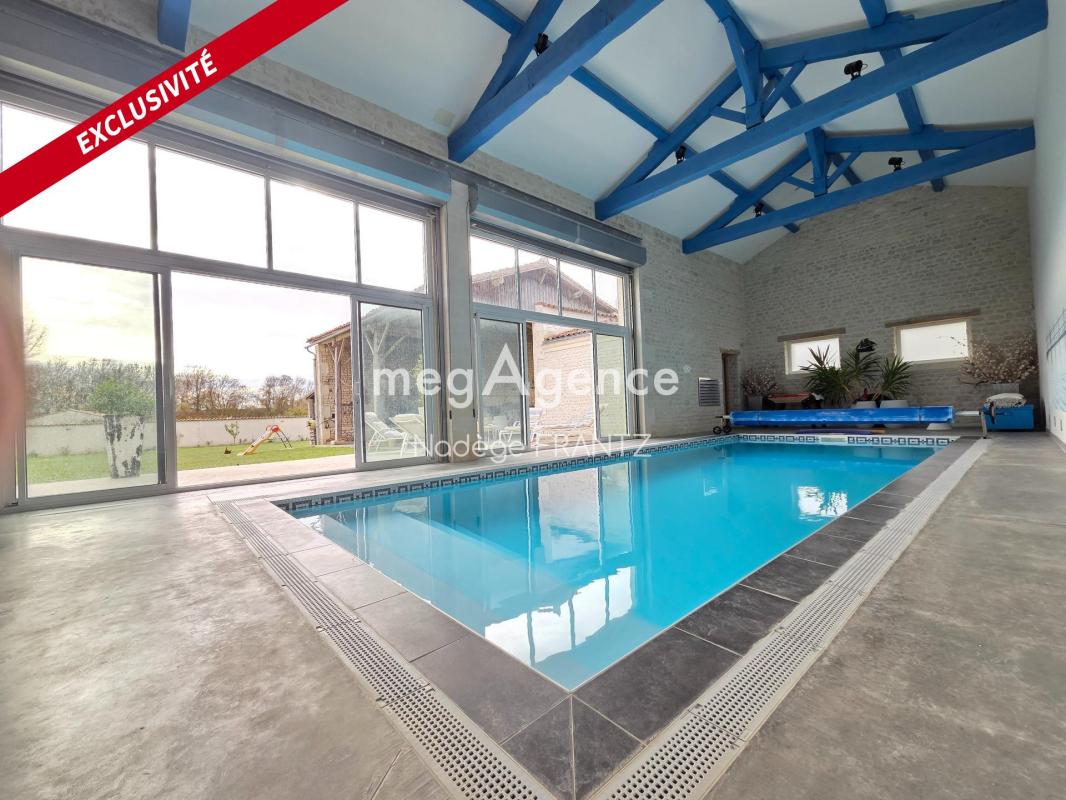 Maison charentaise rénovée avec piscine intérieure –17470 Loiré-sur-Nie – Dépendances et grand garage - Photo 2