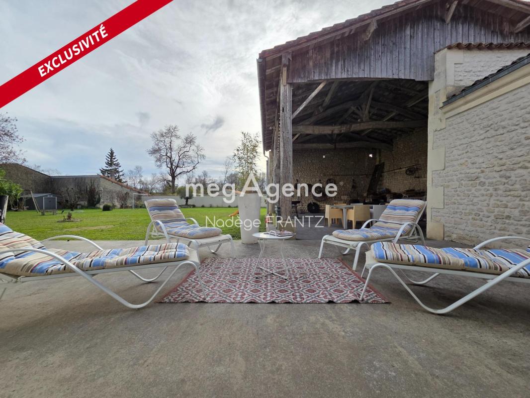 Maison charentaise rénovée avec piscine intérieure –17470 Loiré-sur-Nie – Dépendances et grand garage - Photo 3