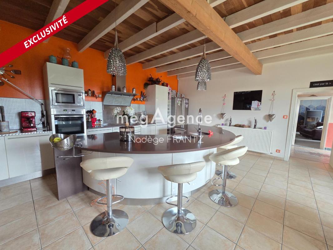 Maison charentaise rénovée avec piscine intérieure –17470 Loiré-sur-Nie – Dépendances et grand garage - Photo 5