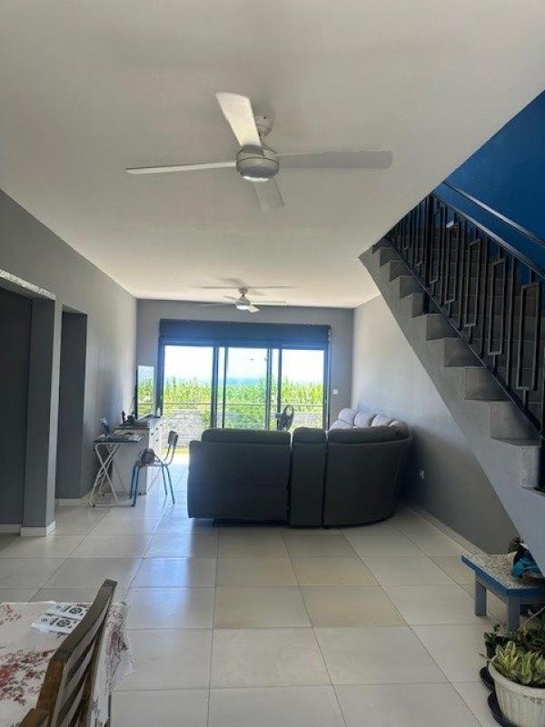 Dans la commune de Sainte-Marie, villa récente de 135 m 2 habitables, type T5, 4 chambres, sur deux niveaux sur une parcelle de plus de 410 m 2, vue mer - Photo 3