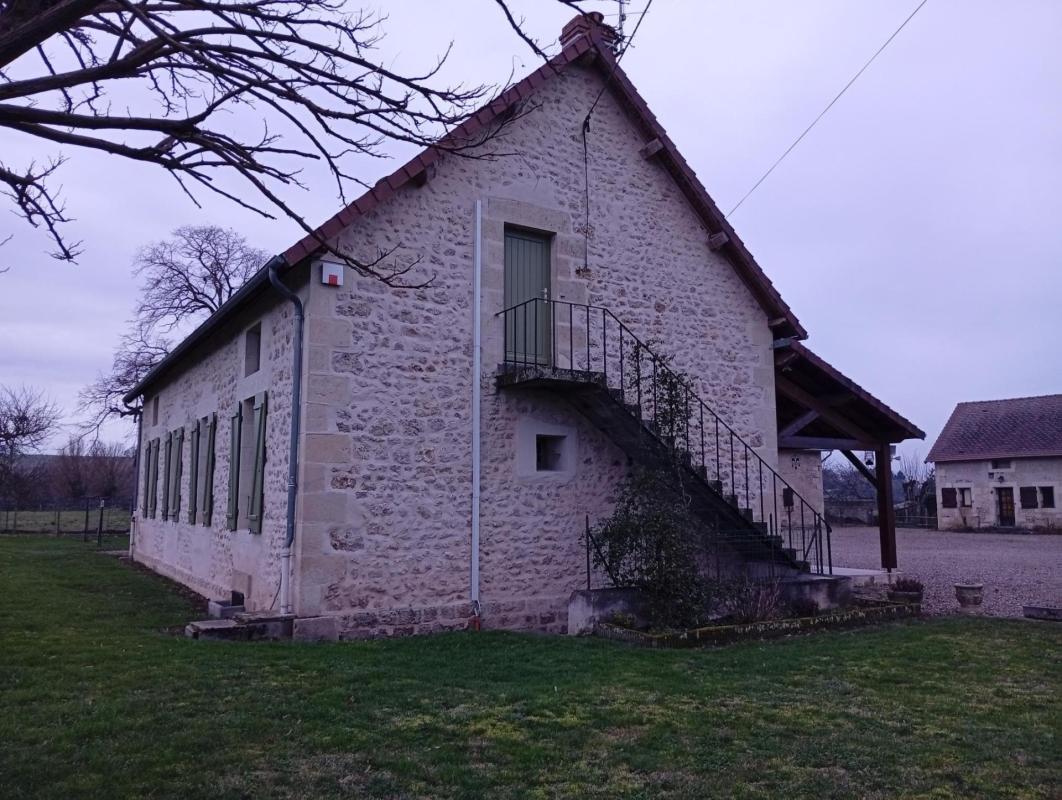 Très jolie corps de ferme rénové sur terrain de 15054 M² avec grange dépendances et maison habitable sur 138m² - Photo 3