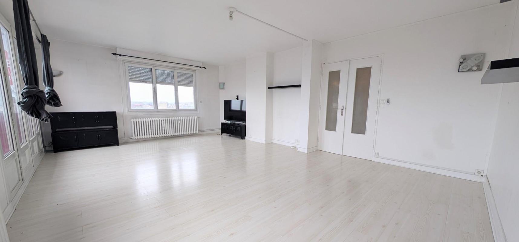 Appartement lumineux 2 chambres, balcon, proche métro et parc Barbieux - Photo 2