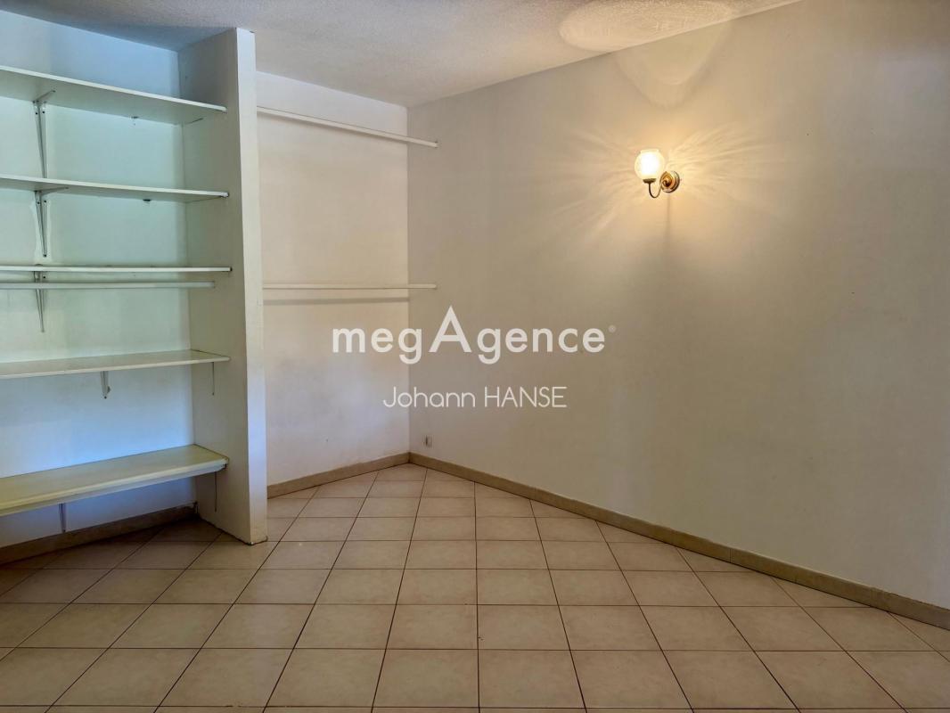T4 de 80 m² dans villa – Jardin, terrasse et piscine à rénover - Photo 4