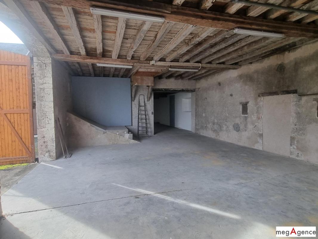 A saisir grand  local d'une surface de environ 170m2, de plaind pied. Idéal pour stockage ou garage campings - cars - Photo 2