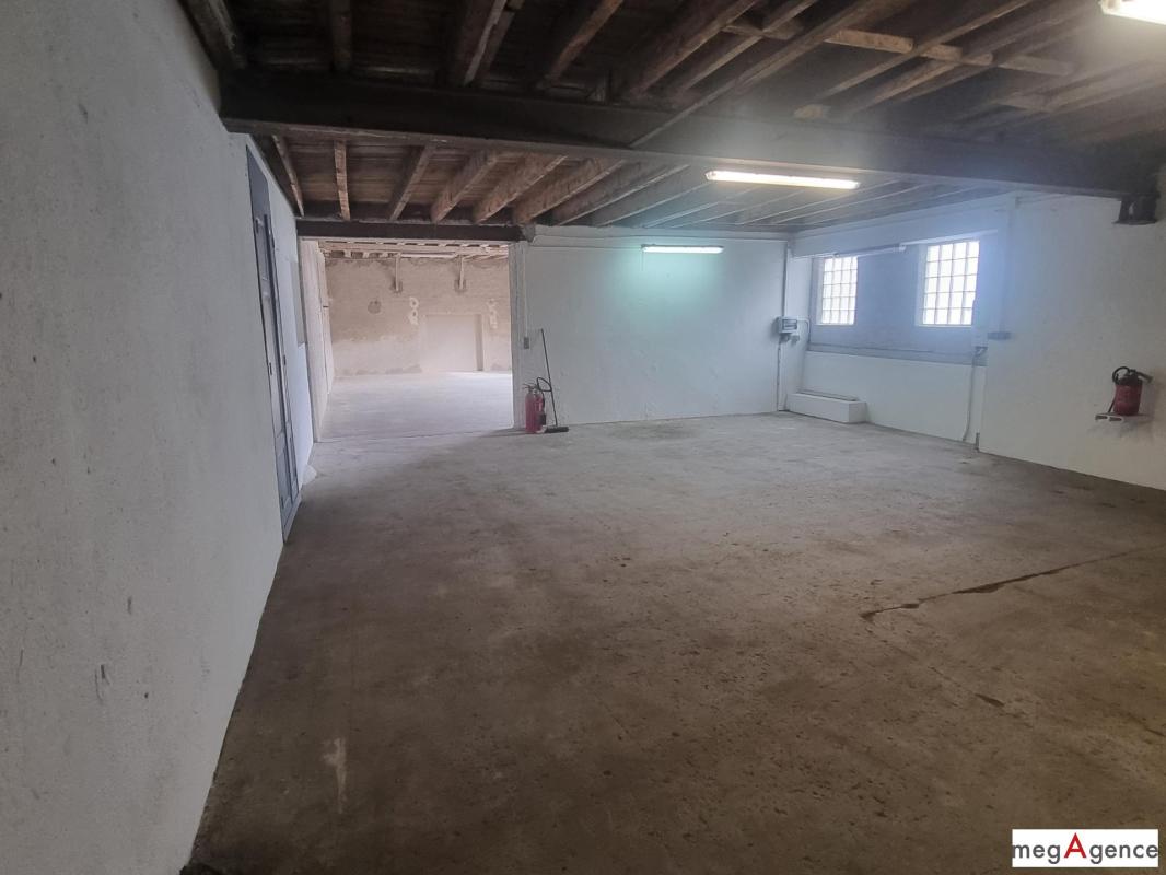 A saisir grand  local d'une surface de environ 170m2, de plaind pied. Idéal pour stockage ou garage campings - cars - Photo 3