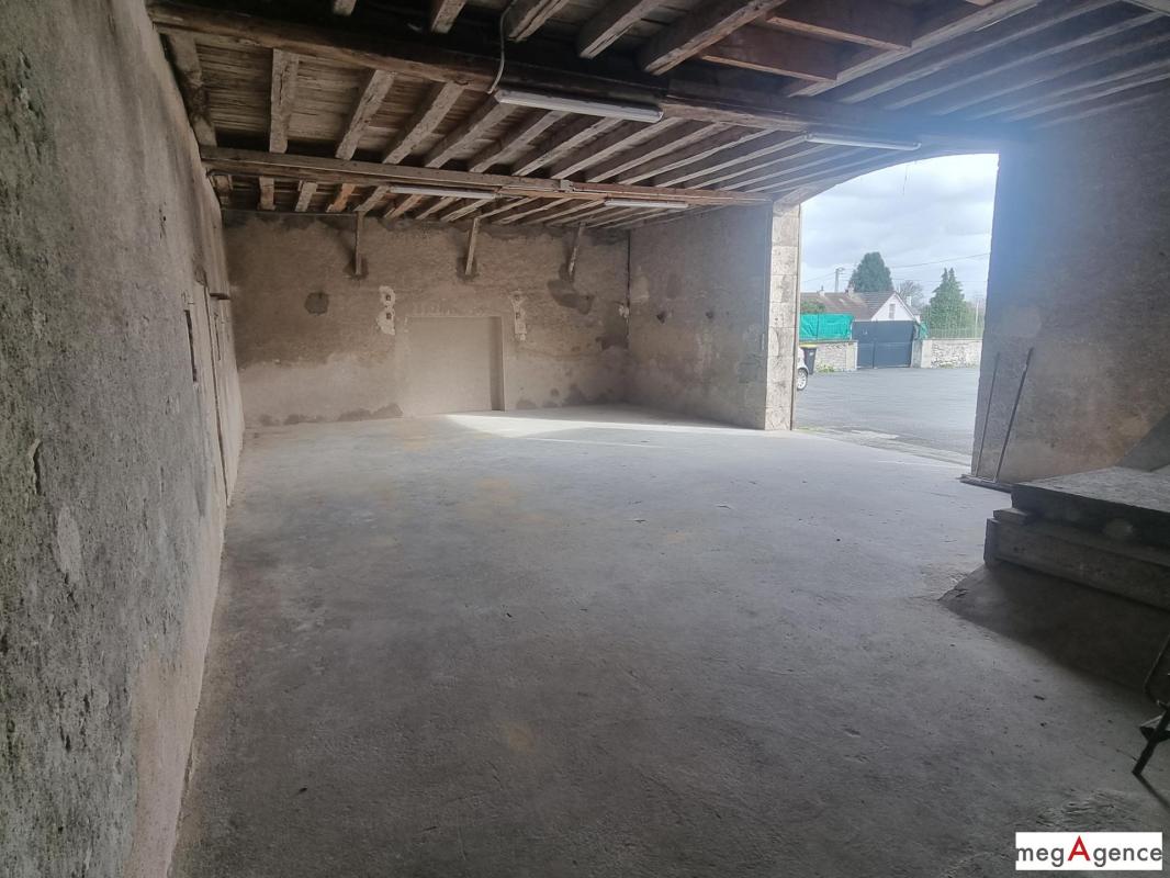 A saisir grand  local d'une surface de environ 170m2, de plaind pied. Idéal pour stockage ou garage campings - cars - Photo 4