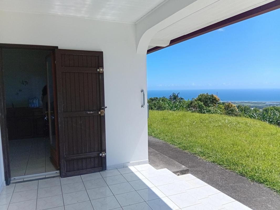 A Sainte-Clotilde, une villa de plain-pied, type T3, d’environ 90 m 2 habitables, 2 chambres, sur une parcelle de 930 m2, vue mer - Photo 2