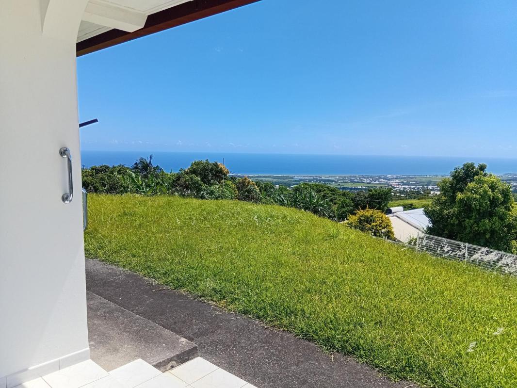 A Sainte-Clotilde, une villa de plain-pied, type T3, d’environ 90 m 2 habitables, 2 chambres, sur une parcelle de 930 m2, vue mer - Photo 3
