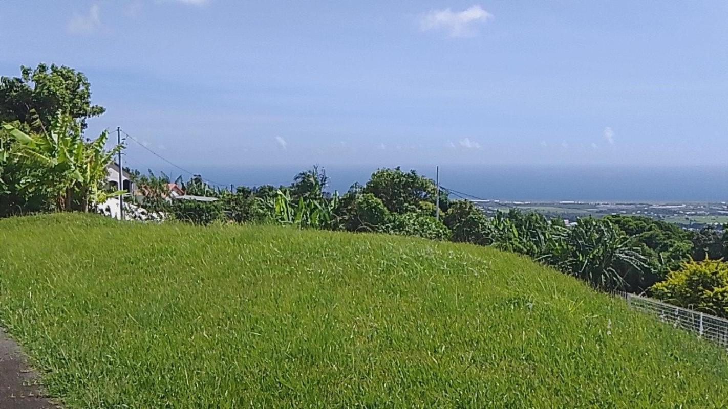 A Sainte-Clotilde, une villa de plain-pied, type T3, d’environ 90 m 2 habitables, 2 chambres, sur une parcelle de 930 m2, vue mer - Photo 4