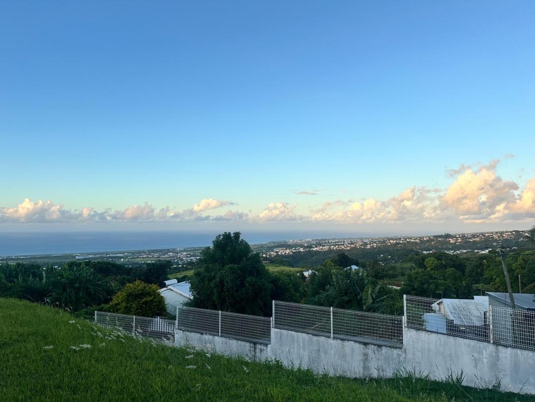 A Sainte-Clotilde, une villa de plain-pied, type T3, d’environ 90 m 2 habitables, 2 chambres, sur une parcelle de 930 m2, vue mer - Photo 5
