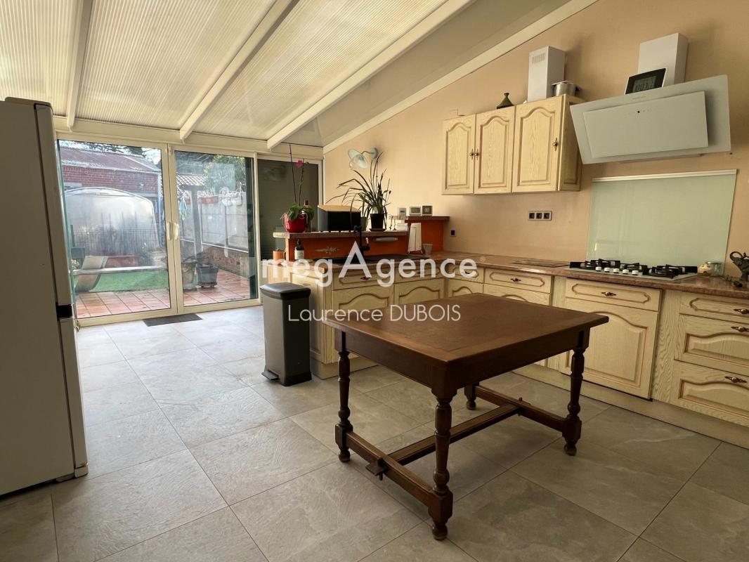 Maison de ville de 95 m2, 2 chambres, située dans un quartier calme et proche de toutes commodités saura séduire une famille ou un couple - Photo 2