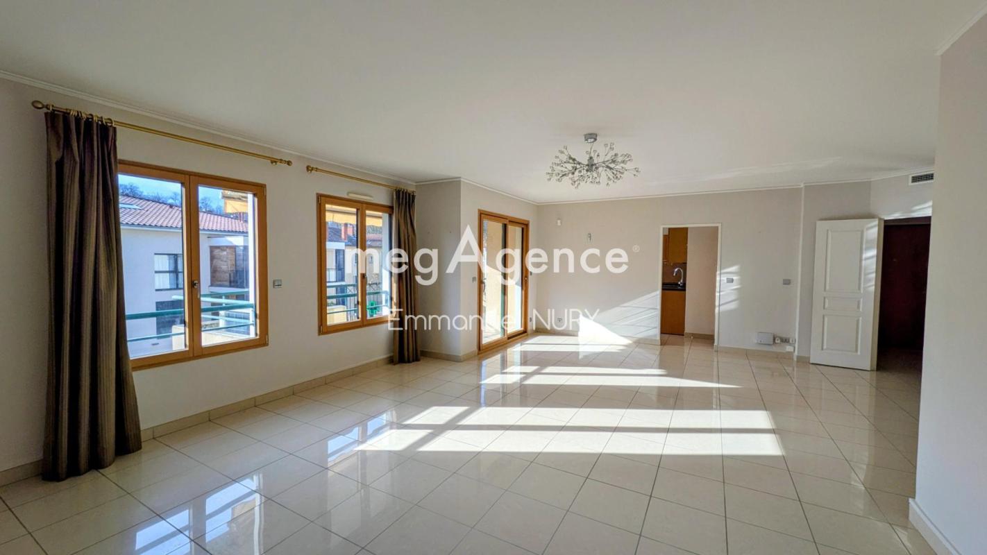 T4 / T5 de 130m² au centre de Charbonnières - stationnement inclus - Photo 2