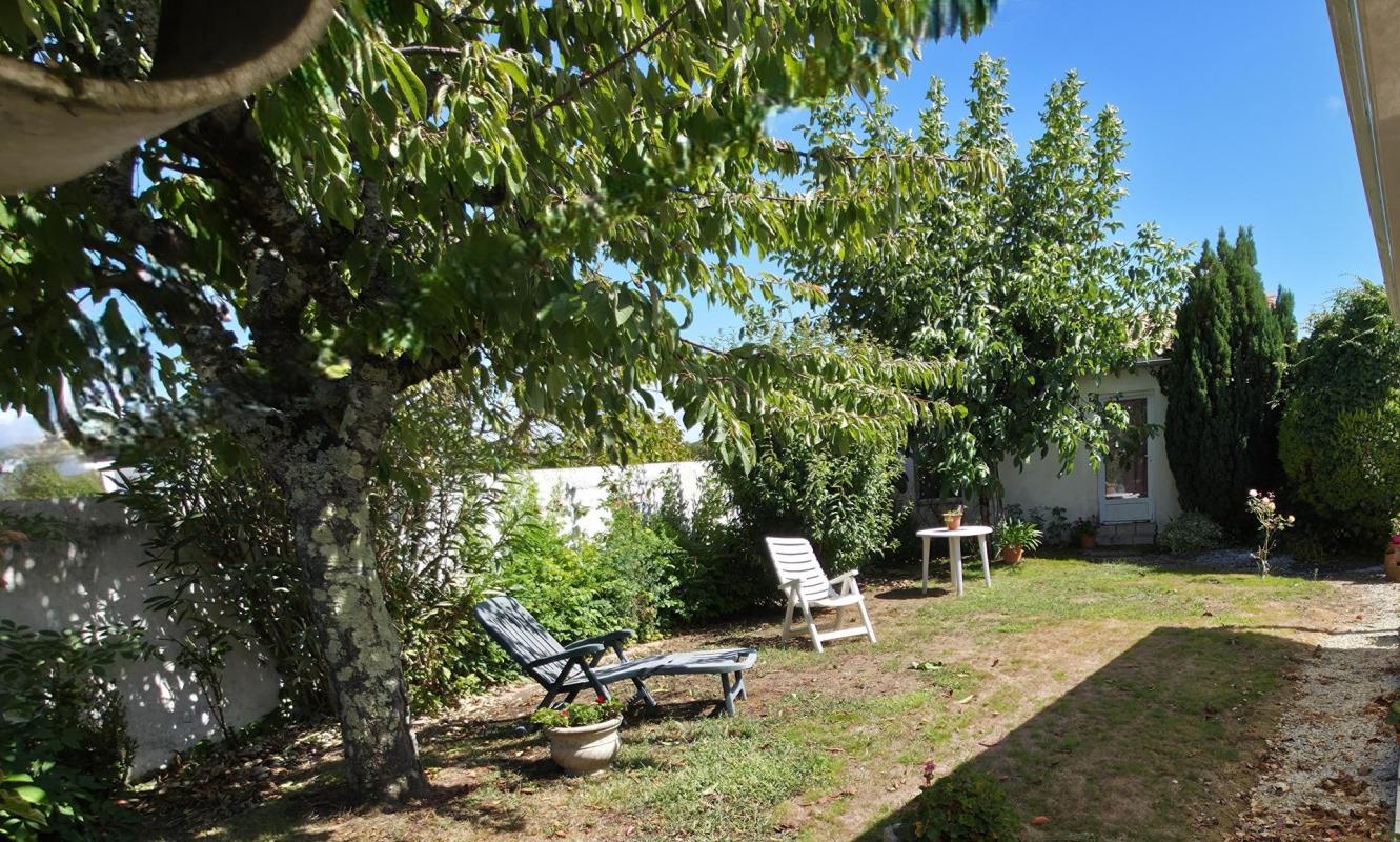 Maison de plain-pied avec jardin et grand garage - Photo 2