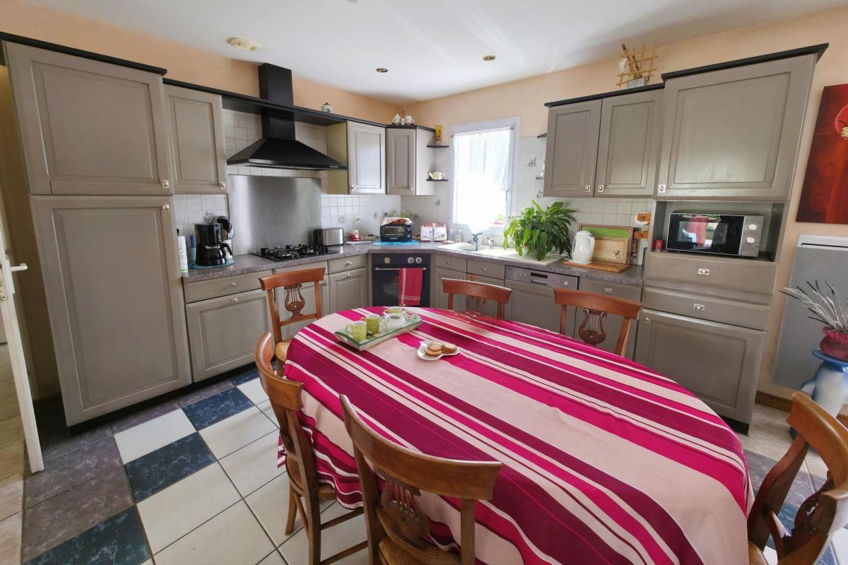 Maison de plain-pied avec jardin et grand garage - Photo 4