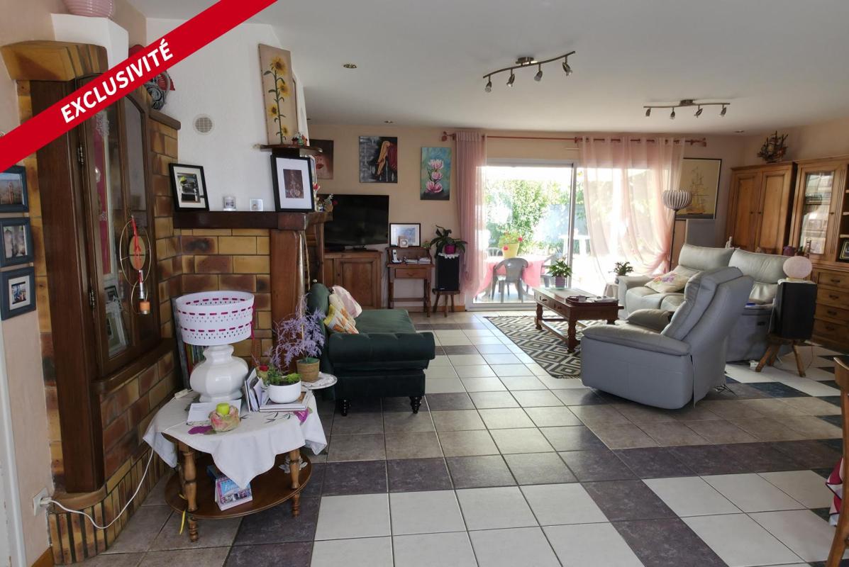 Maison de plain-pied avec jardin et grand garage - Photo 5