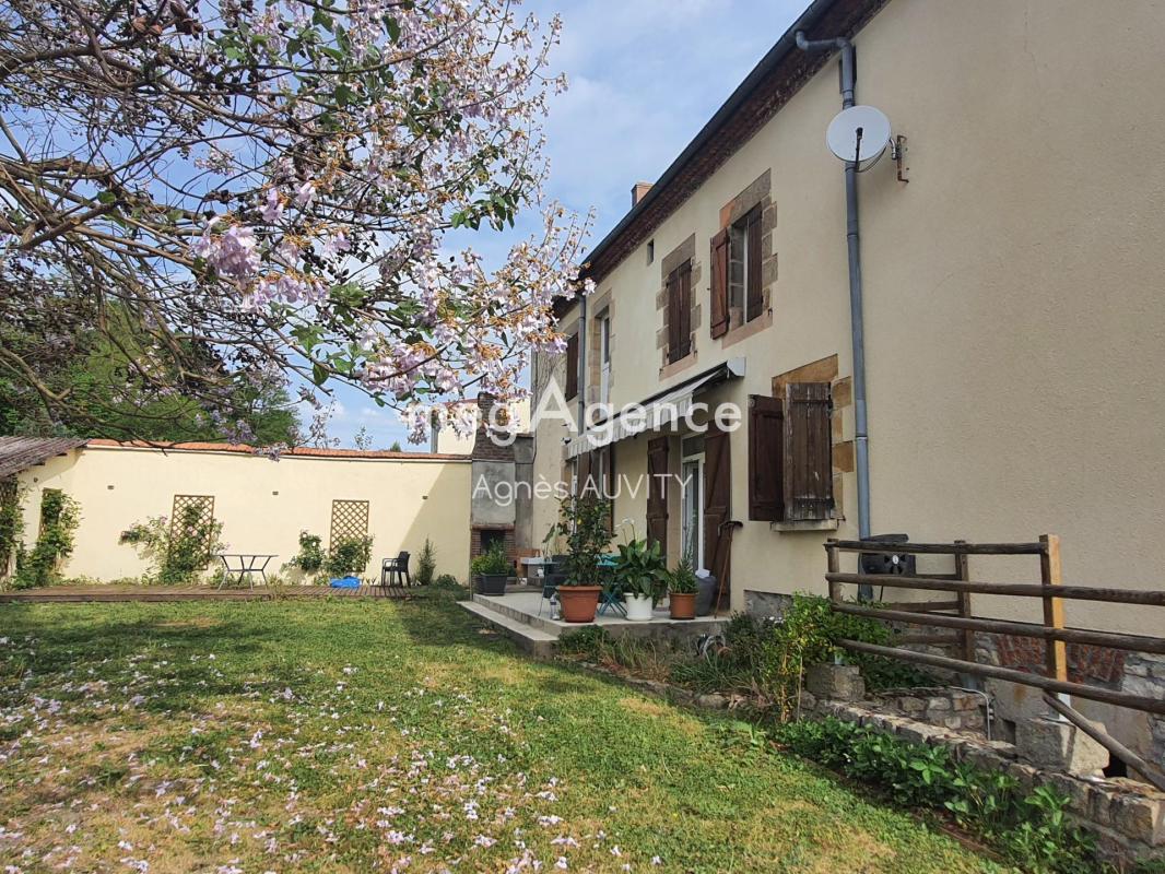 Maison restaurée avec soins, dépendances et grand jardin en centre bourg - Photo 2