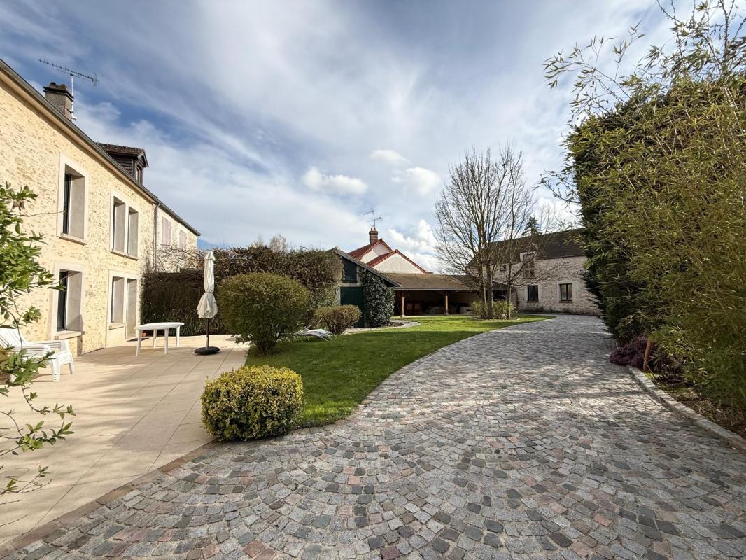 Propriété de caractère en pierre du XIXe siècle 210m2 habitable,dépendance de 175m2 avec cour pavée terrain de 1281m2 à proximité du Zoo safari de Thoiry - Photo 2
