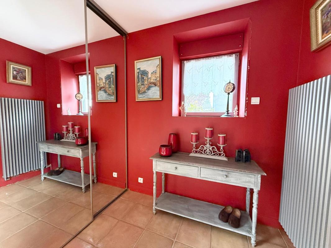 Propriété de caractère en pierre du XIXe siècle 210m2 habitable,dépendance de 175m2 avec cour pavée terrain de 1281m2 à proximité du Zoo safari de Thoiry - Photo 3