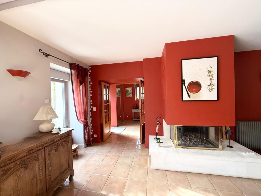 Propriété de caractère en pierre du XIXe siècle 210m2 habitable,dépendance de 175m2 avec cour pavée terrain de 1281m2 à proximité du Zoo safari de Thoiry - Photo 4