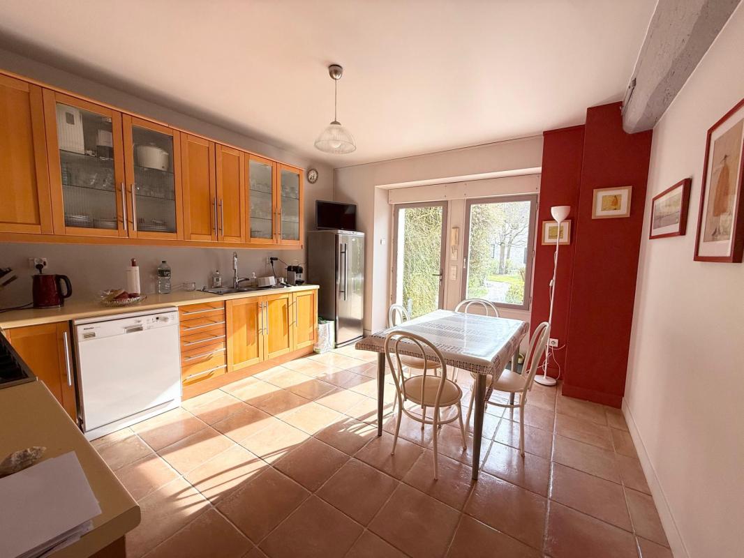 Propriété de caractère en pierre du XIXe siècle 210m2 habitable,dépendance de 175m2 avec cour pavée terrain de 1281m2 à proximité du Zoo safari de Thoiry - Photo 5