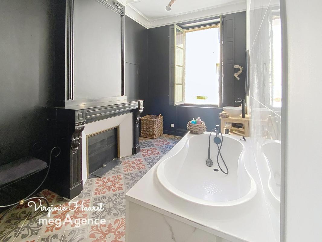 MAISON DE MAITRE 355m² - 7 chambres - 4 salles d'eau- 1 salle de bain - garage de 52m² - cour intérieure et bâtisse attenante - Photo 4