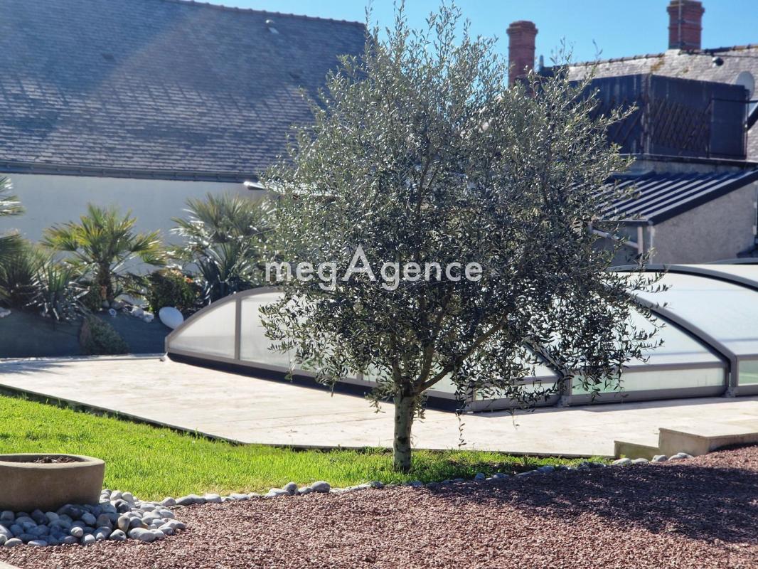 Centre ville de LONGUE JUMELLES ce bien atypique vous propose le parfait équilibre entre proximité et indépendance - Photo 4