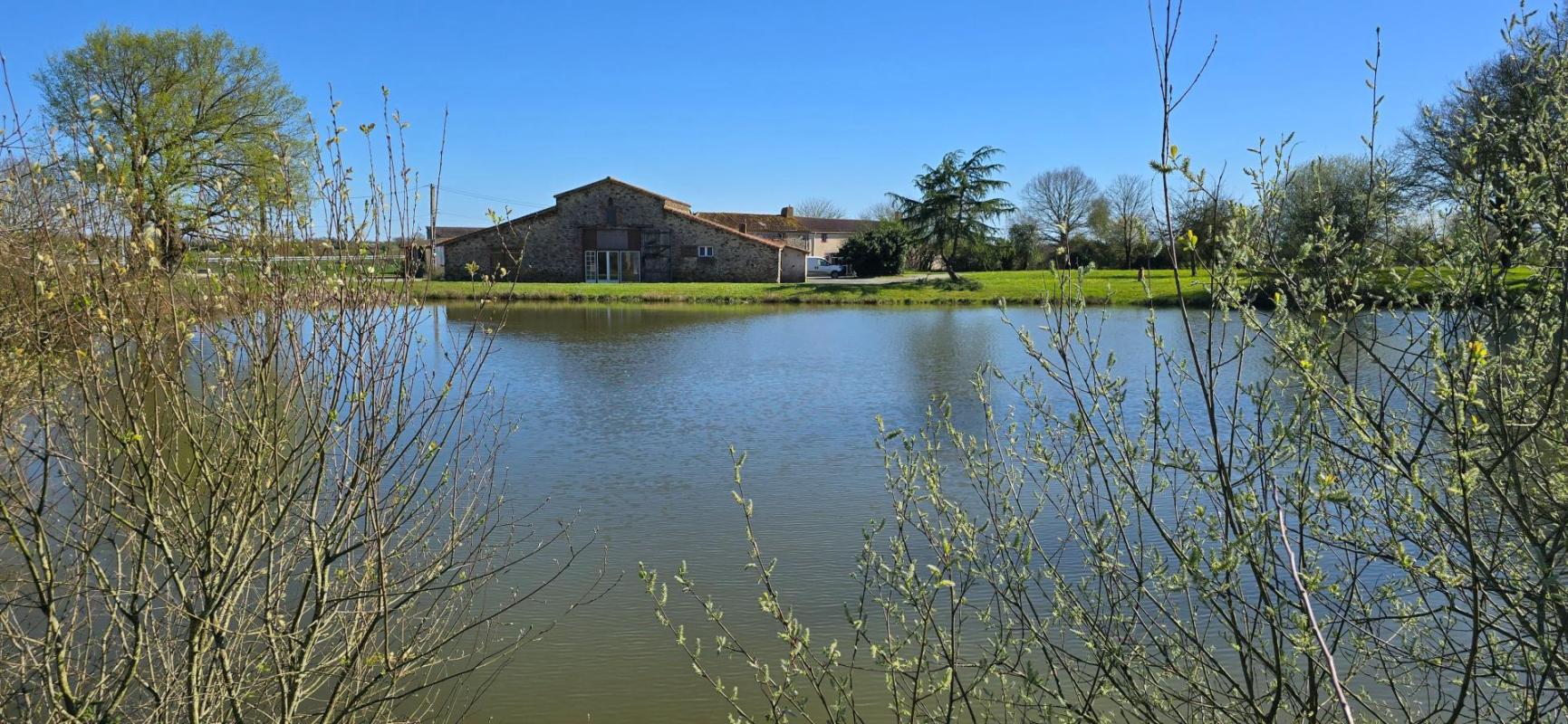 Grange d’Exception avec Étang sur 3,9Ha Rare à la Vente - Photo 2