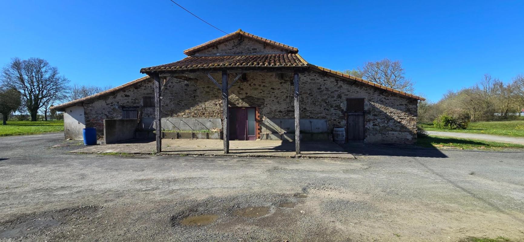 Grange d’Exception avec Étang sur 3,9Ha Rare à la Vente - Photo 3