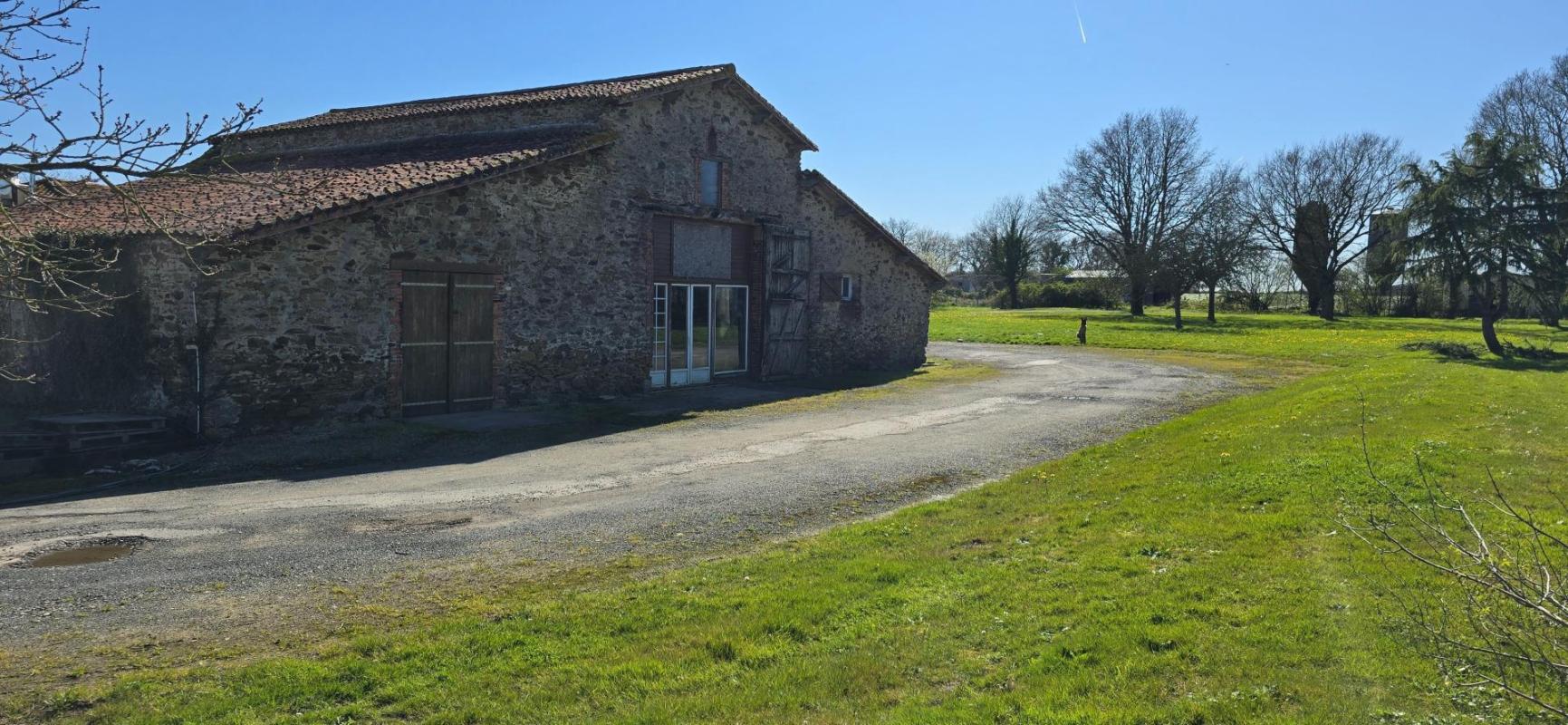 Grange d’Exception avec Étang sur 3,9Ha Rare à la Vente - Photo 4