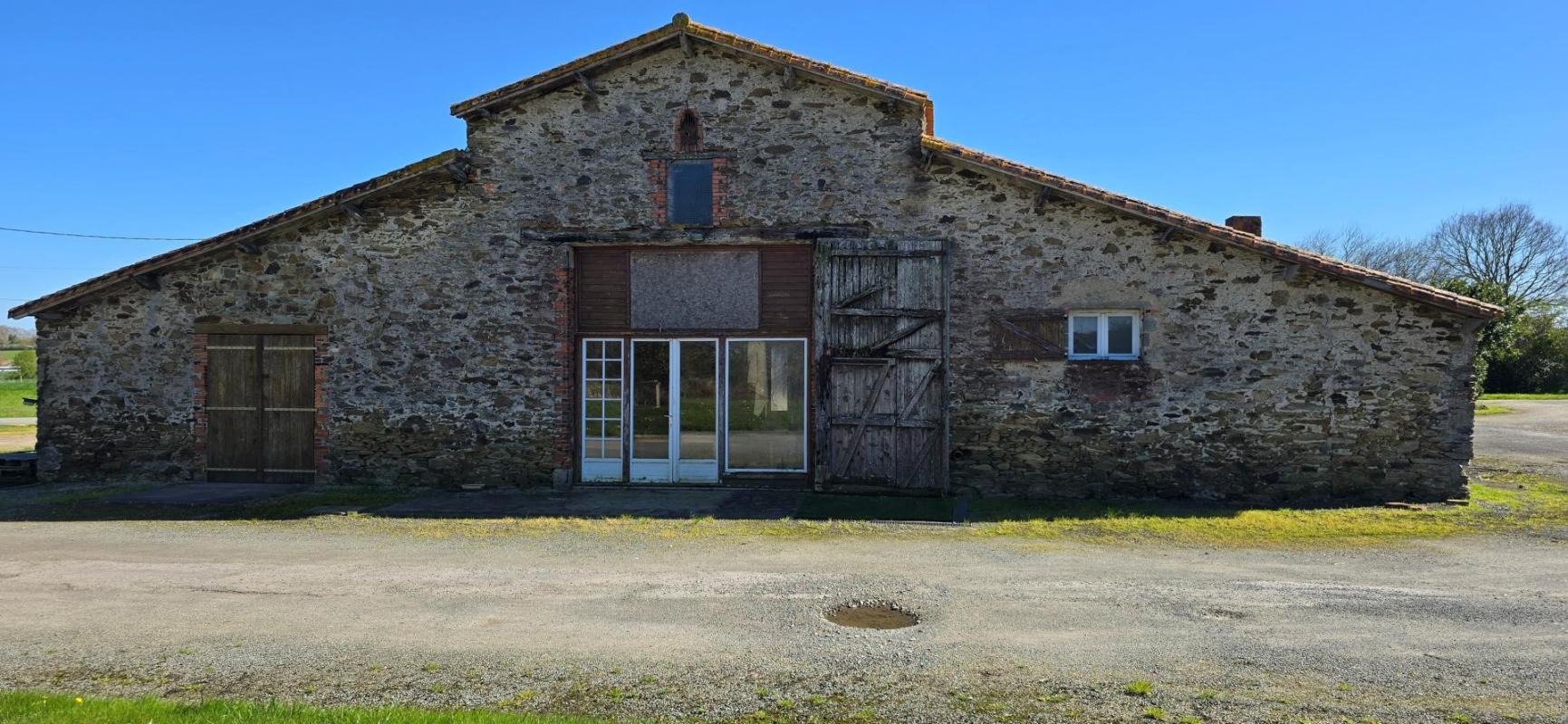 Grange d’Exception avec Étang sur 3,9Ha Rare à la Vente - Photo 5