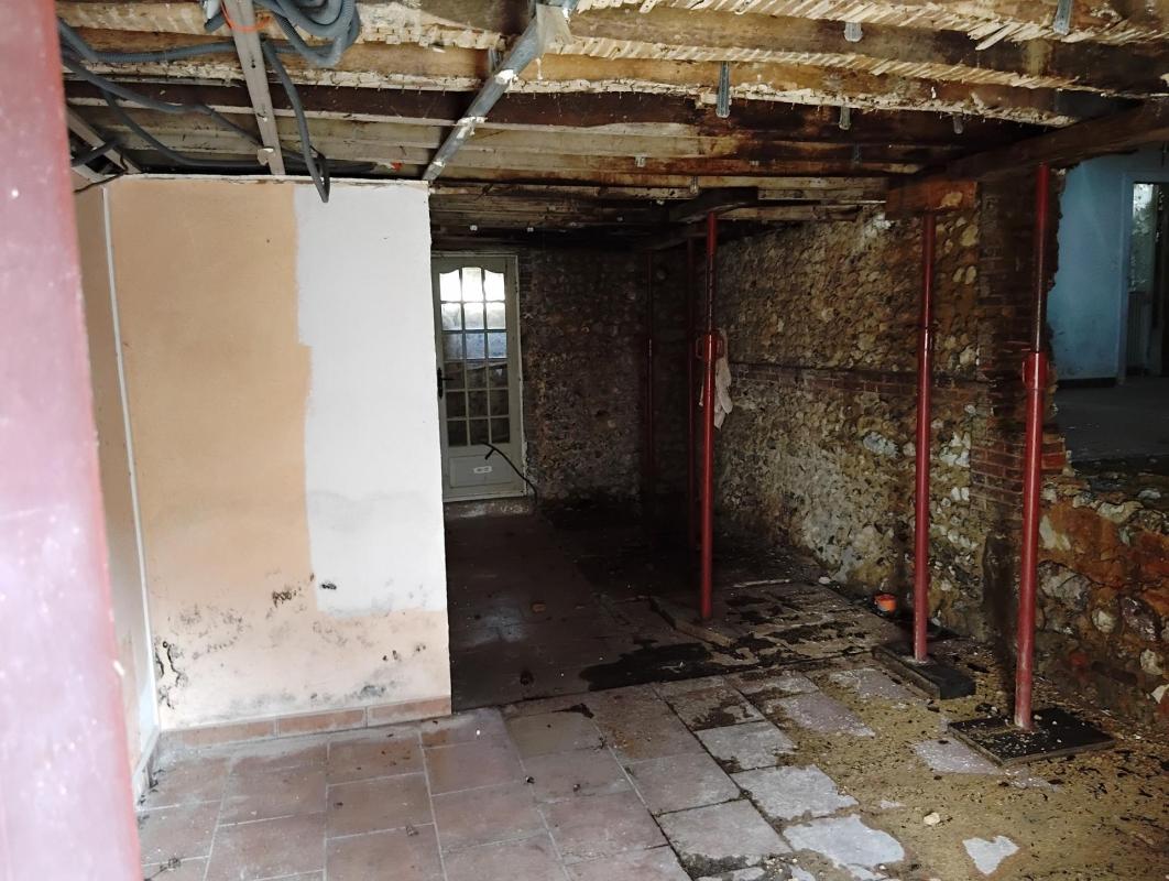 Située sur la commune de Randonnai, cette maison à rénover entièrement offre un fort potentiel pour un projet de résidence principale, secondaire ou investissement immobilier - Photo 4