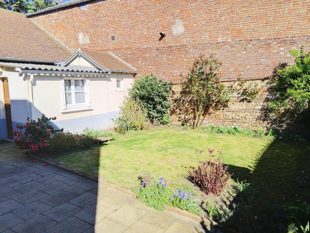 Située sur la commune de L'Aigle, cette maison offre un beau potentiel pour un projet de résidence principale ou d’investissement locatif - Photo 2