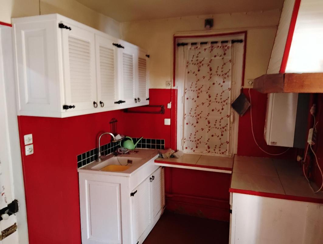 Située sur la commune de L'Aigle, cette maison offre un beau potentiel pour un projet de résidence principale ou d’investissement locatif - Photo 3