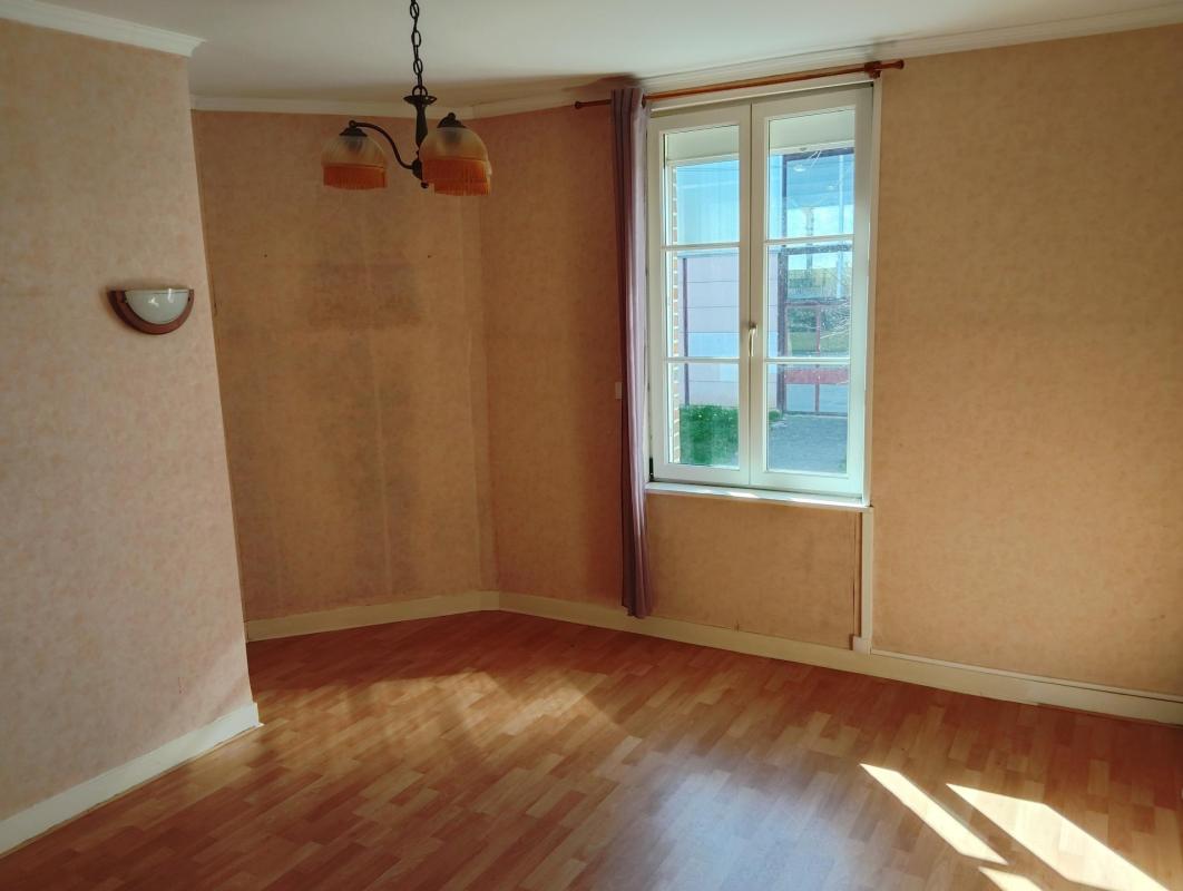 Située sur la commune de L'Aigle, cette maison offre un beau potentiel pour un projet de résidence principale ou d’investissement locatif - Photo 5