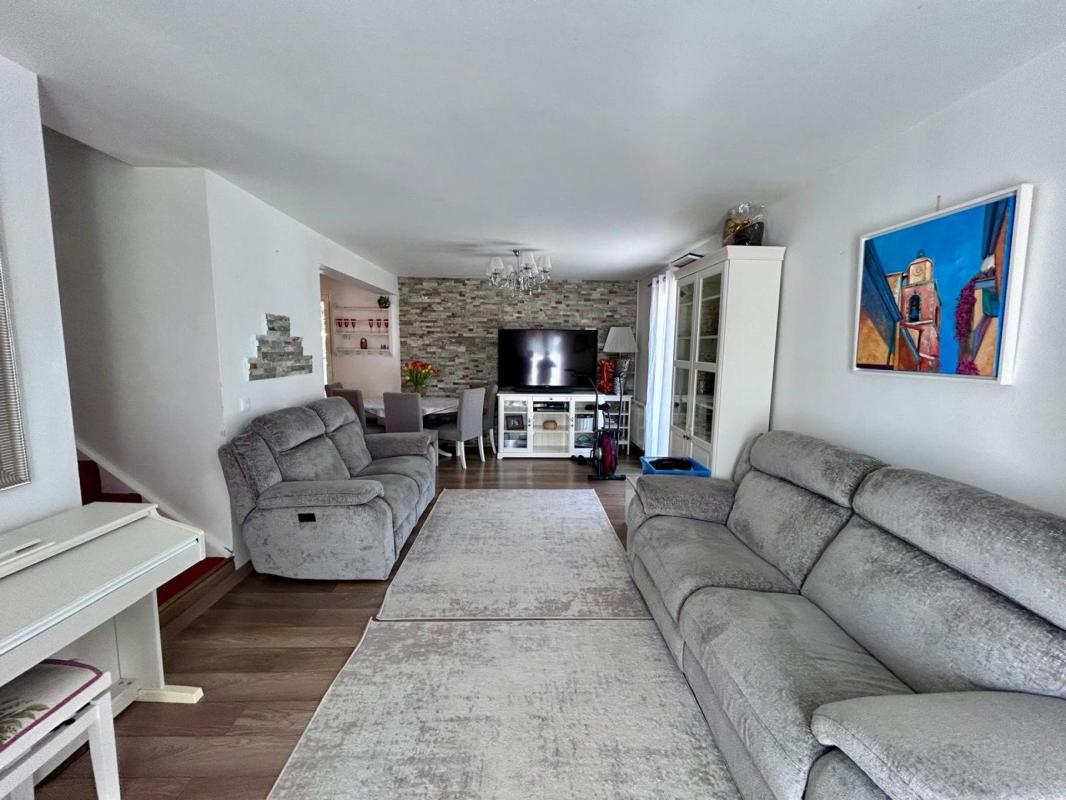 À VENDRE – Maison T5 de 110m² avec vue dégagée à Cogolin - Photo 2