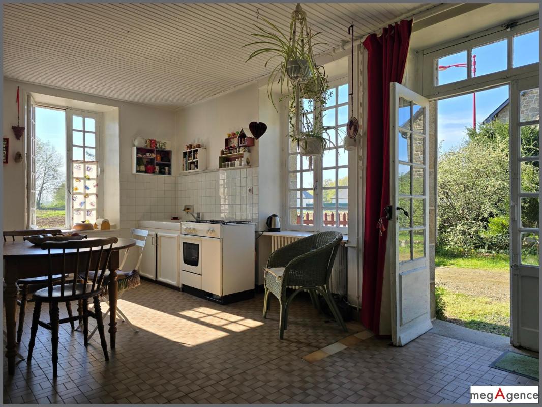 Longère de 155 m², 6 pièces, dépendances sur 1600 m² de terrain - Photo 2