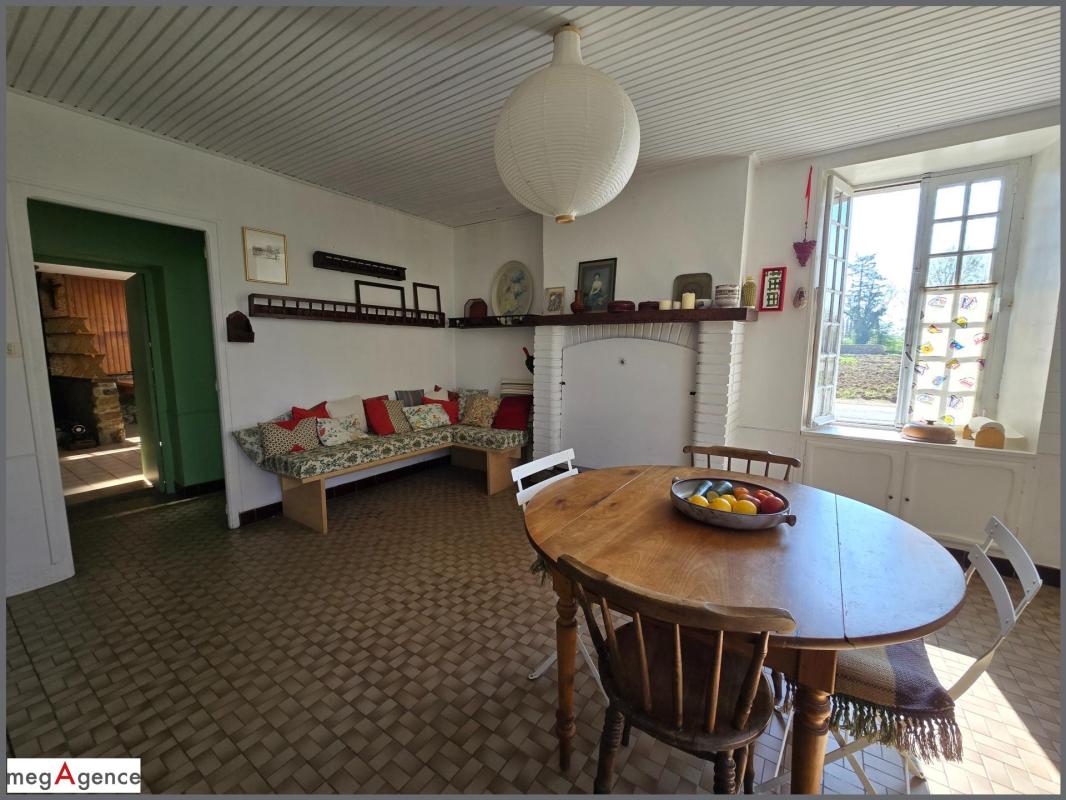 Longère de 155 m², 6 pièces, dépendances sur 1600 m² de terrain - Photo 3