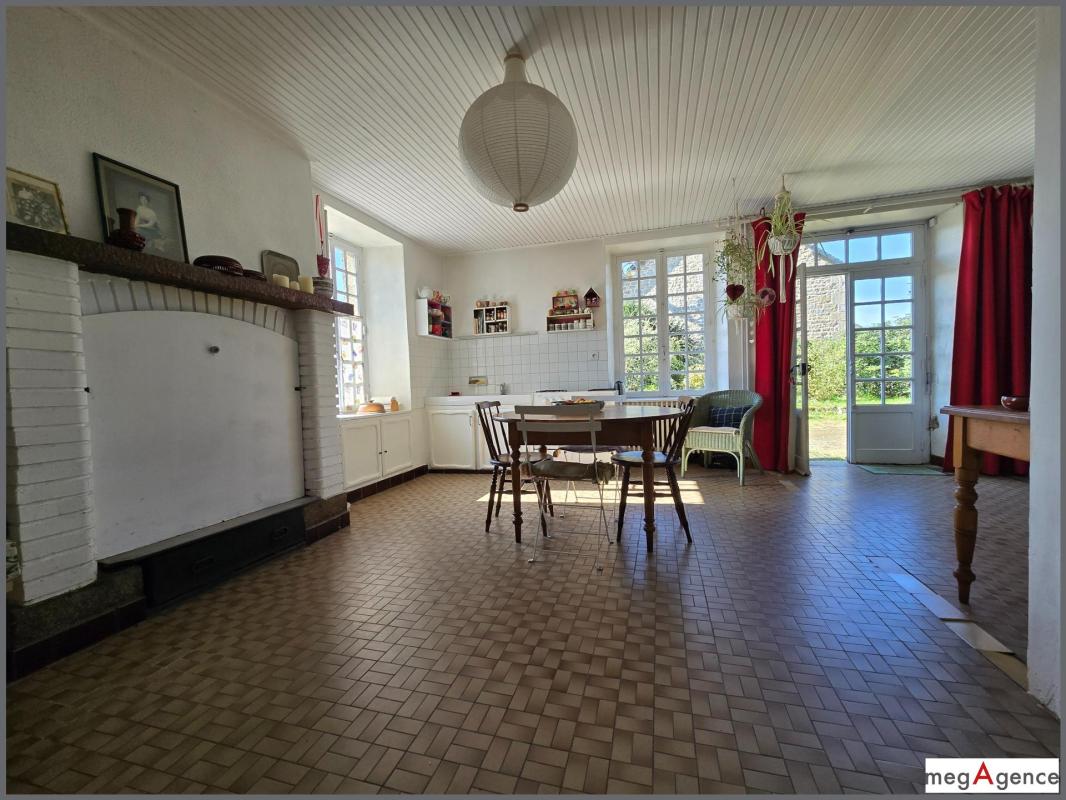 Longère de 155 m², 6 pièces, dépendances sur 1600 m² de terrain - Photo 4