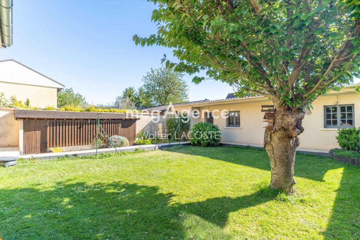 LES CLAYES SOUS BOIS AU CALME MAISON DE 135 M2 AVEC JARDIN - Photo 2
