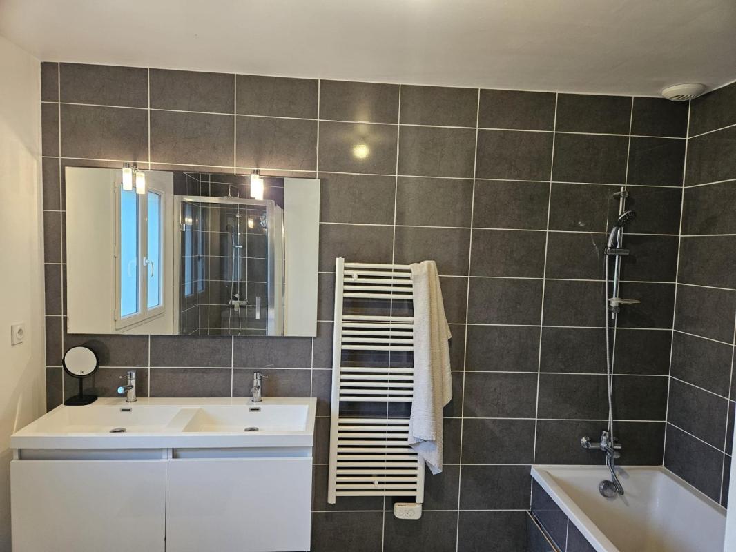 Merville ,appartement duplex contemporain avec jardinet dans une grange rénové - Photo 5