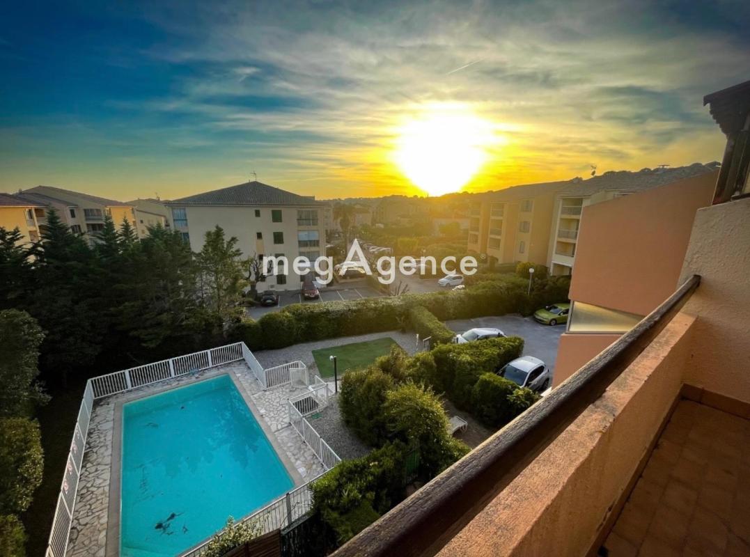 SANARY-SUR-MER –STUDIO MEUBLÉ AVEC TERRASSE & PISCINE - Photo 2