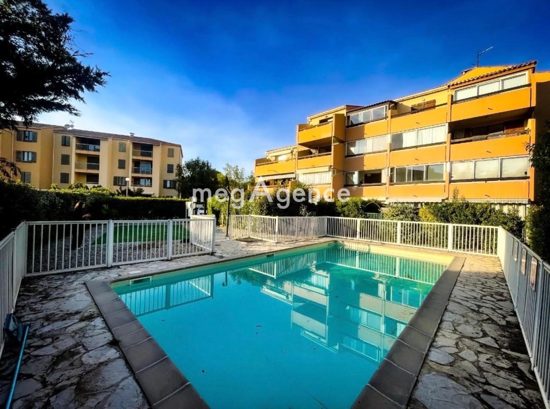 SANARY-SUR-MER –STUDIO MEUBLÉ AVEC TERRASSE & PISCINE - Photo 3