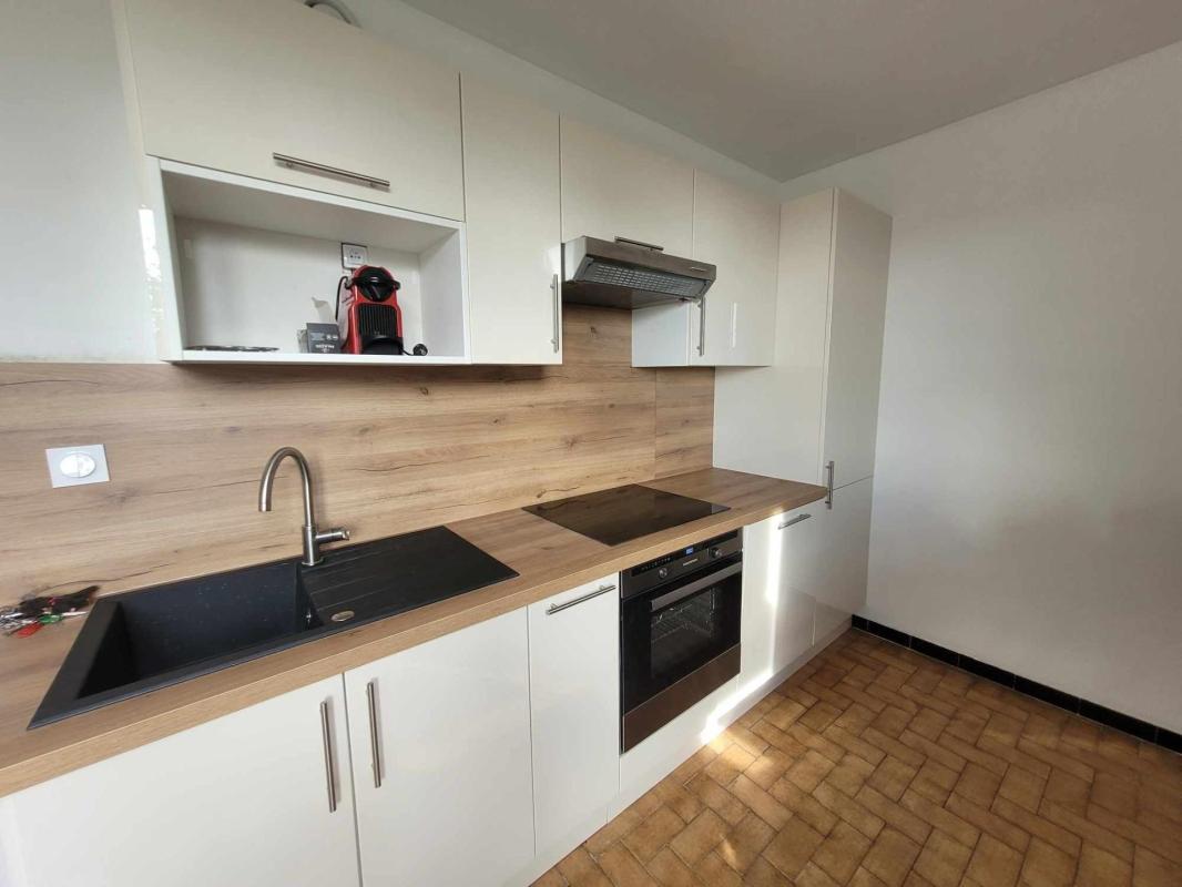 T3 lumineux avec balcon  sans vis à vis , loyer toutes charges comprises ! - Photo 2