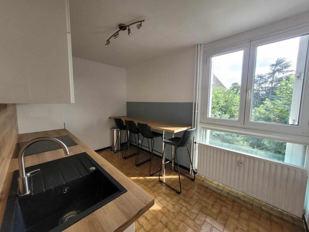 T3 lumineux avec balcon  sans vis à vis , loyer toutes charges comprises ! - Photo 3