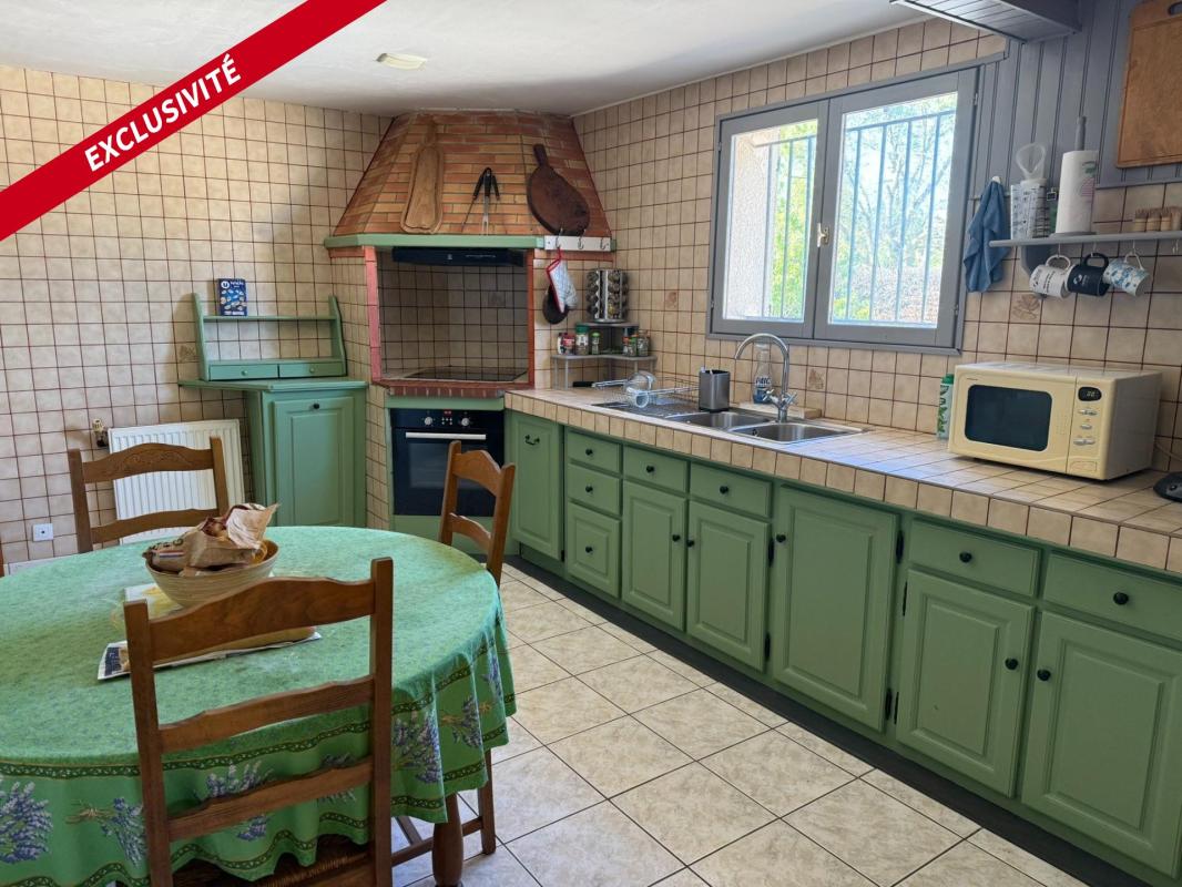 Cette maison est à visiter sans tarder ! Au calme de son impasse avec sa piscine elle offre une bel espace de vie - Photo 4