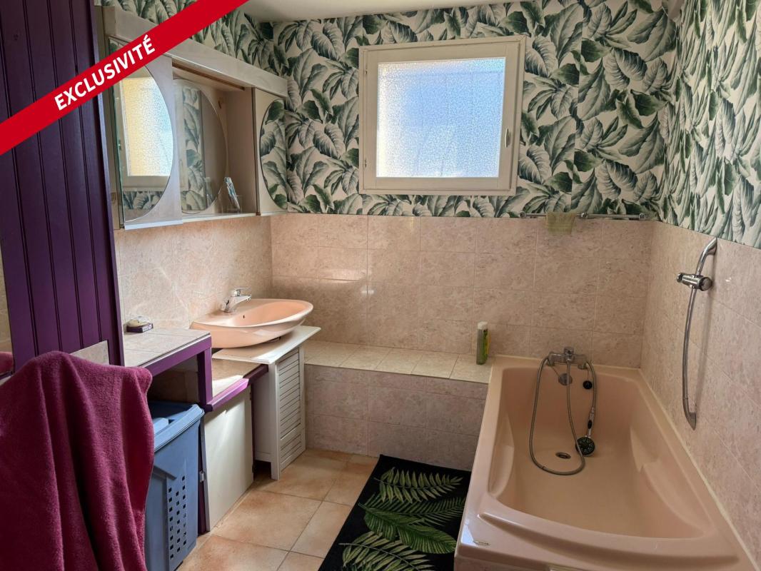 Cette maison est à visiter sans tarder ! Au calme de son impasse avec sa piscine elle offre une bel espace de vie - Photo 5