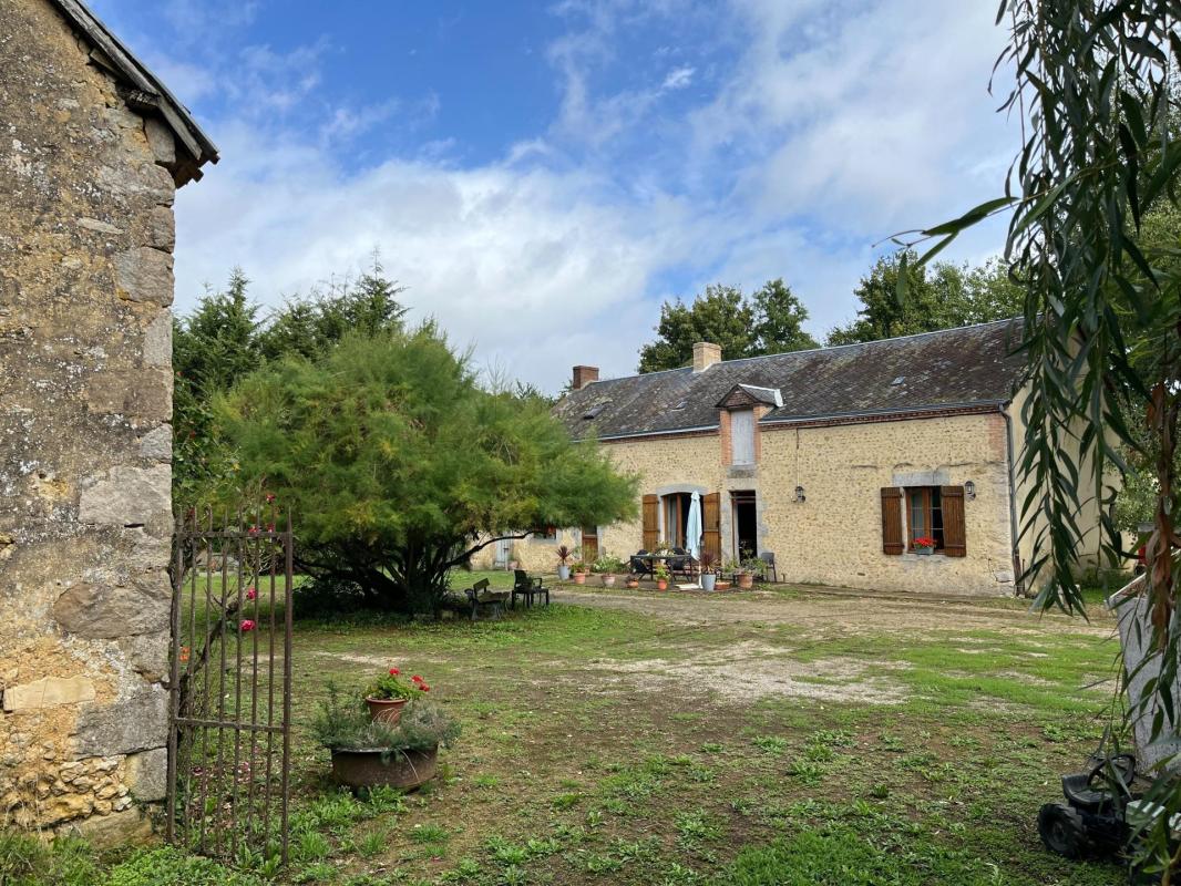 Ensemble corps de ferme avec grande dépendance et 7600 M² de terrain boisés - Photo 2