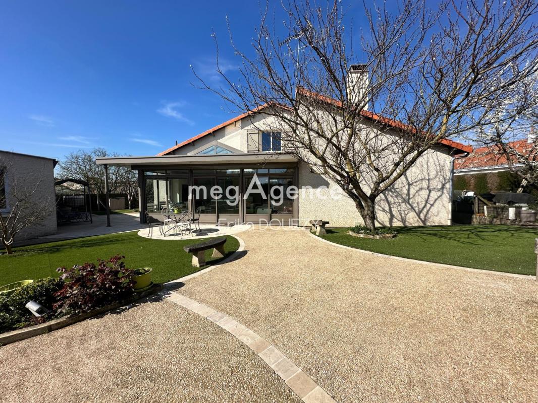 Maison de 7 pièces de 215 m² avec dépendances - Photo 2